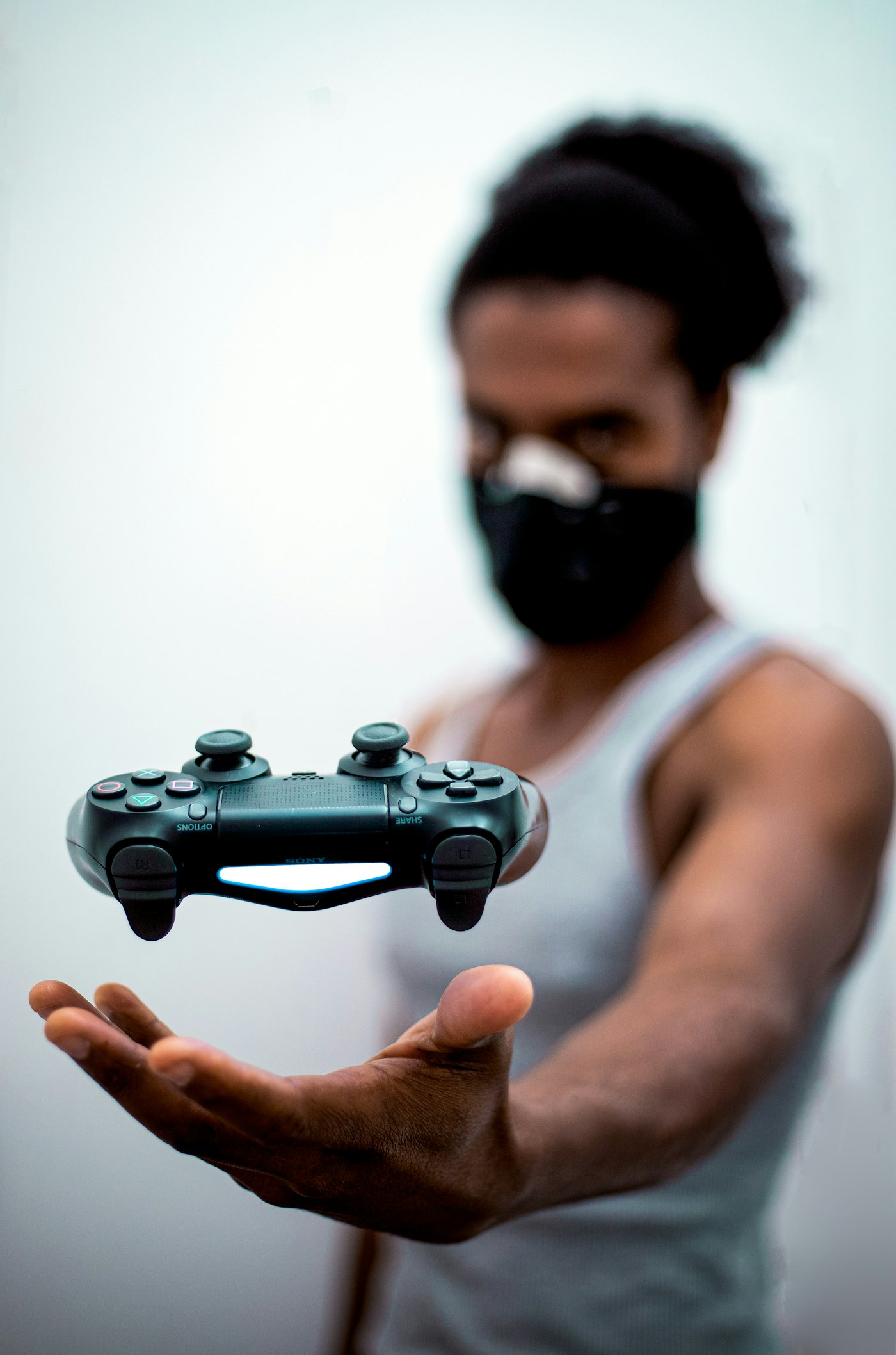 Joueur e-sport guinéen, manette en lévitation